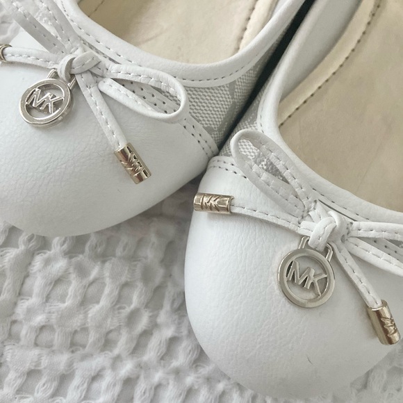 Michael Kors Girl’s ballerina signature flats, shoes size 1 - Picture 2 of 3